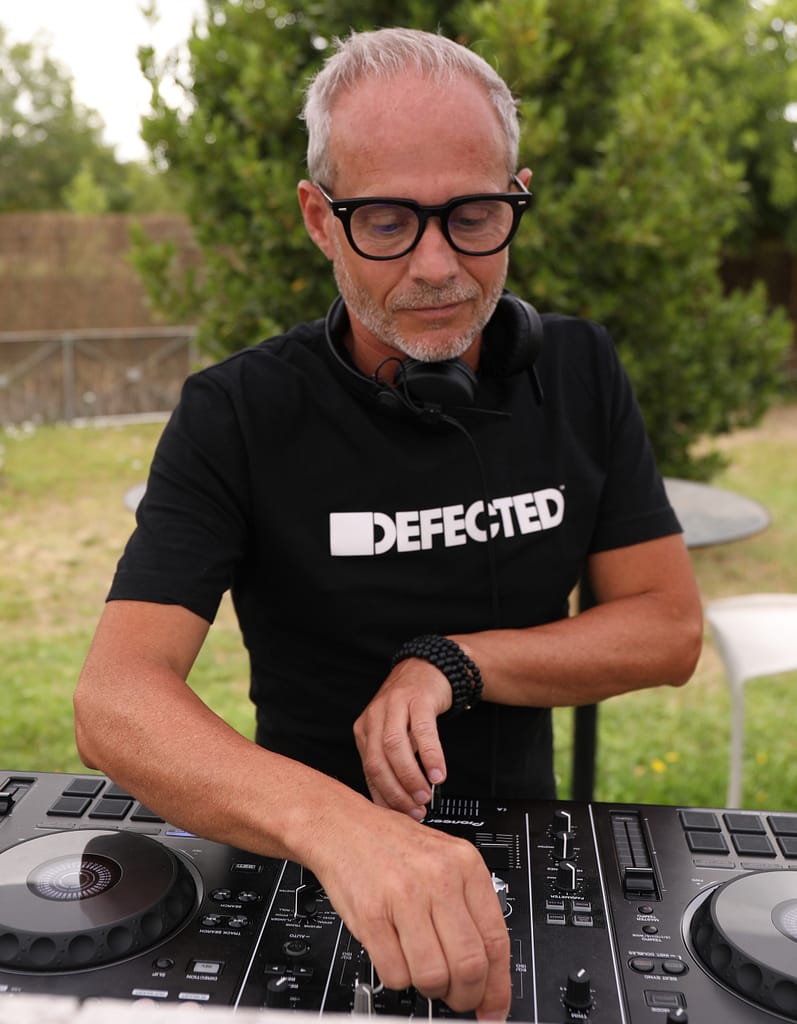 DJ FranckM à La Piscine Du Canard mix pour une pool party